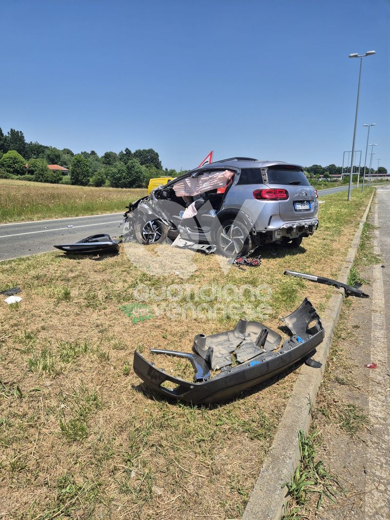 INCIDENTE A GIVOLETTO - Scontro fra due auto in via Torino: sei persone ferite, due in modo serio