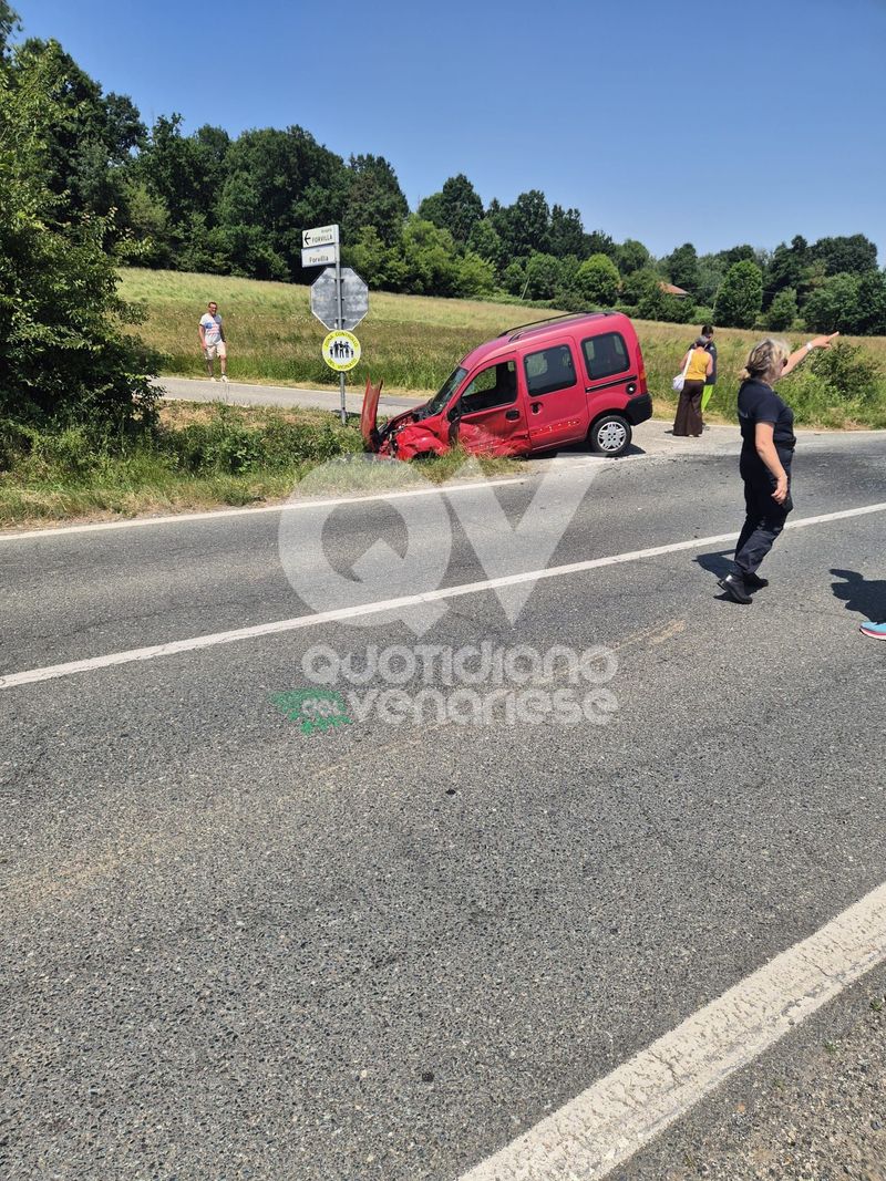 INCIDENTE A GIVOLETTO - Scontro fra due auto in via Torino: sei persone ferite, due in modo serio