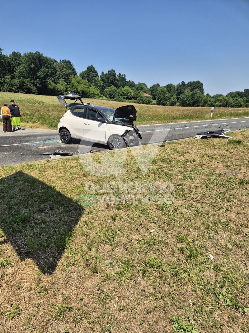 INCIDENTE A GIVOLETTO - Scontro fra due auto in via Torino: sei persone ferite, due in modo serio