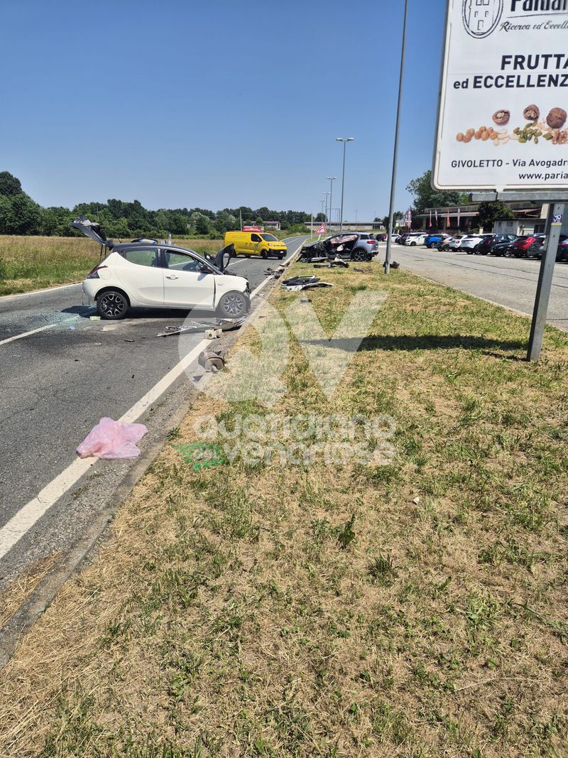 INCIDENTE A GIVOLETTO - Scontro fra due auto in via Torino: sei persone ferite, due in modo serio