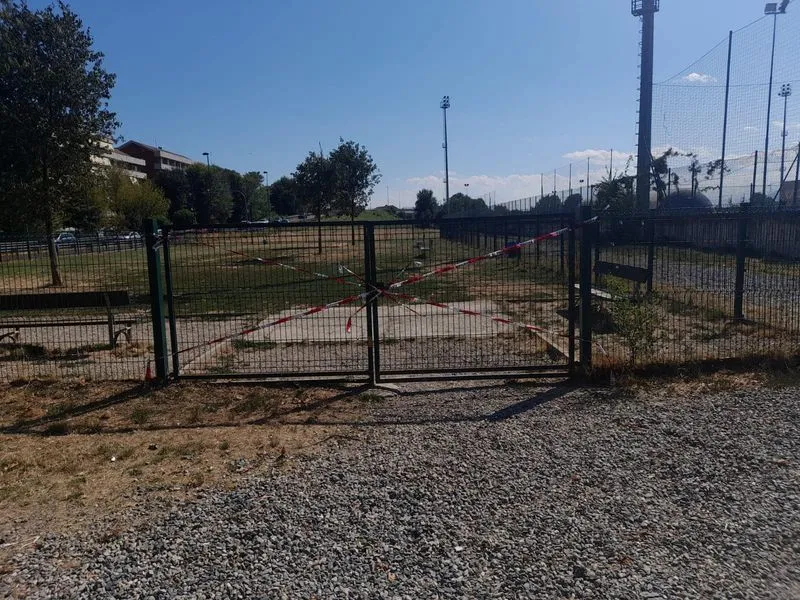 GRUGLIASCO - Bocconi con chiodi nell'area cani: la Polizia la chiude - FOTO