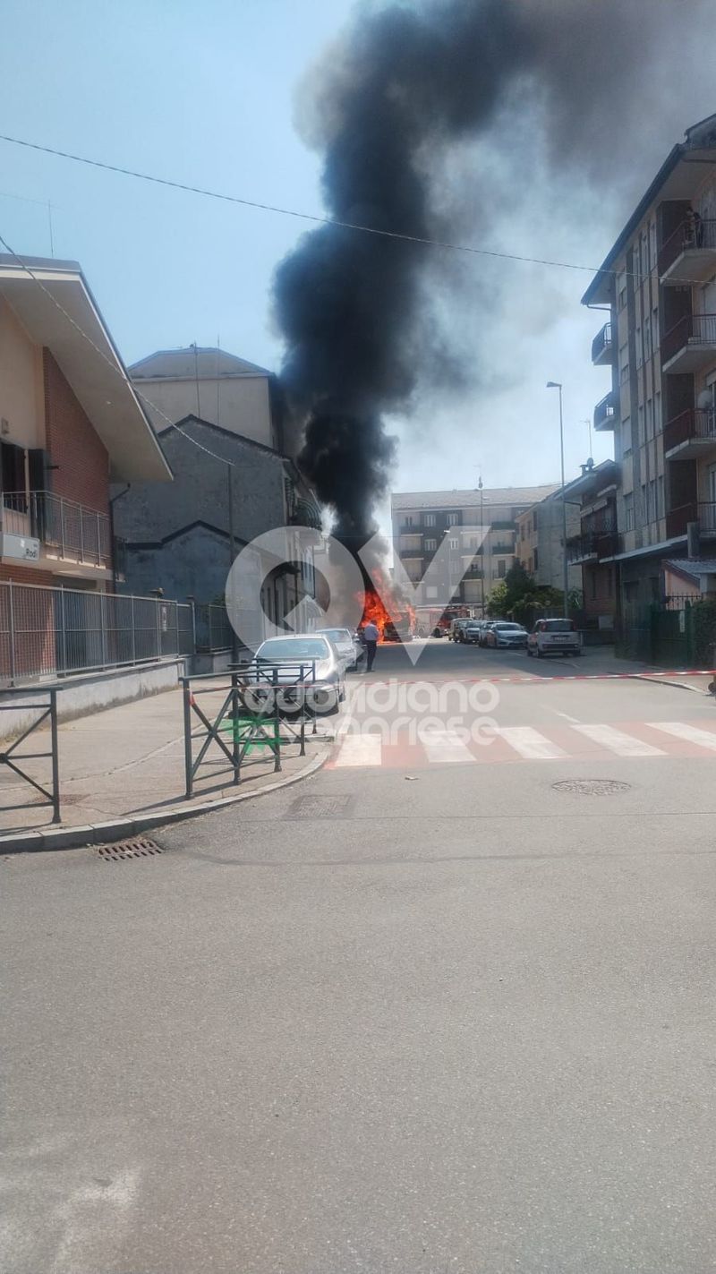 INCIDENTE A GRUGLIASCO - Incendio in via Rodi: a fuoco un mezzo della raccolta rifiuti di Cidiu - FOTO
