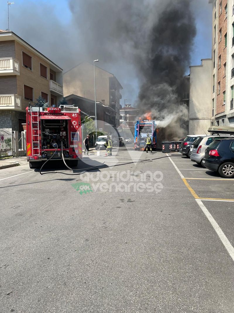 INCIDENTE A GRUGLIASCO - Incendio in via Rodi: a fuoco un mezzo della raccolta rifiuti di Cidiu - FOTO