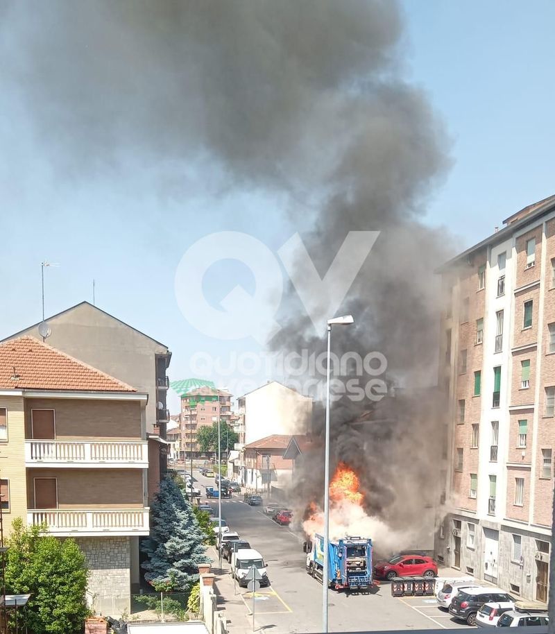 INCIDENTE A GRUGLIASCO - Incendio in via Rodi: a fuoco un mezzo della raccolta rifiuti di Cidiu - FOTO