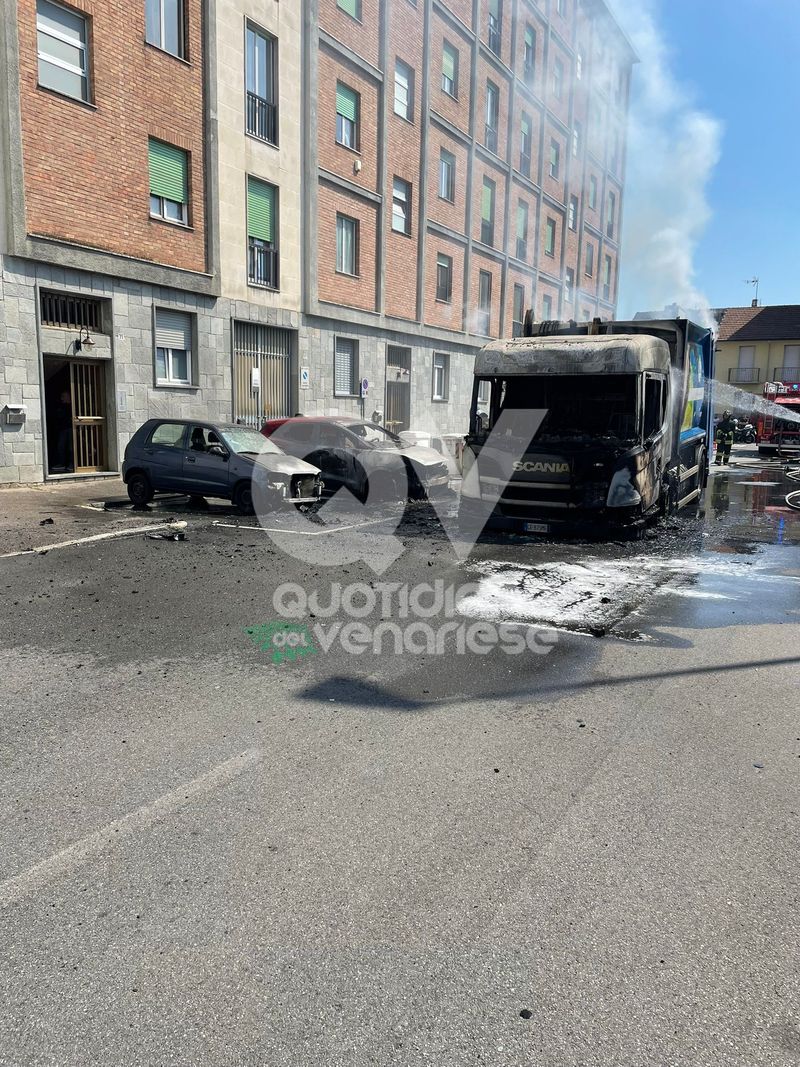 INCIDENTE A GRUGLIASCO - Incendio in via Rodi: a fuoco un mezzo della raccolta rifiuti di Cidiu - FOTO