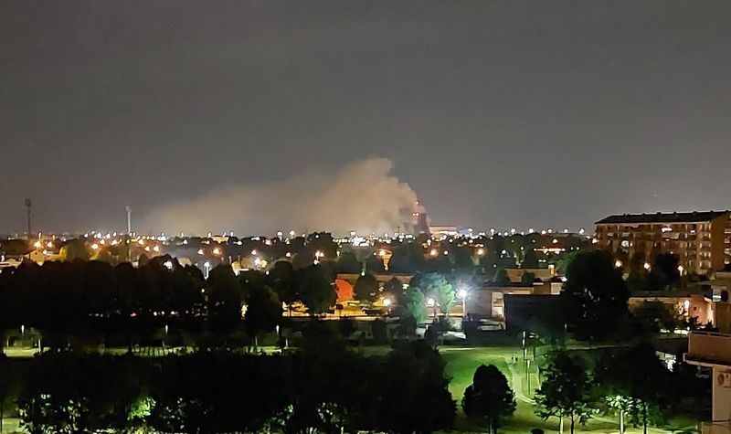 INCENDIO A GRUGLIASCO - Fiamme all'interno della «Edilcalce»: lungo intervento dei Vigili del Fuoco