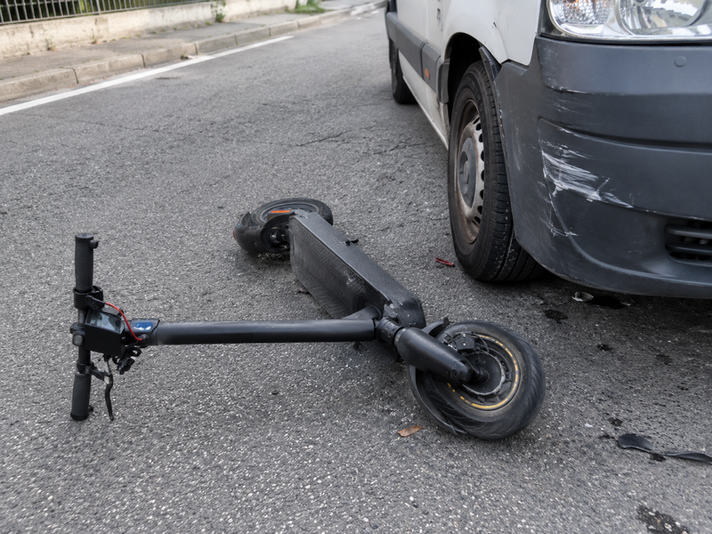 INCIDENTE A GRUGLIASCO - Colpisce un monopattino e ferisce un 13enne ma fugge via: denunciato il conducente di un furgone