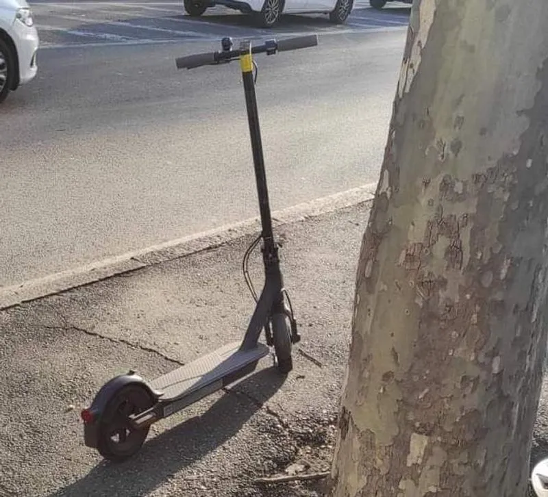 INCIDENTE A GRUGLIASCO - Scontro in via Cravero tra un'auto e un monopattino che sfrecciava a 25 km/h