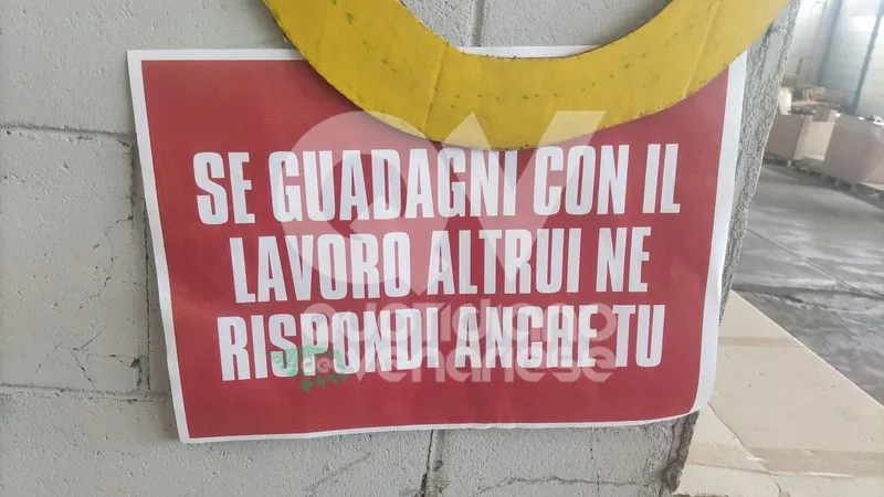 GRUGLIASCO - La protesta dei lavoratori «PostalCoop»: «Fateci lavorare. Non paghiamo colpe altrui» - FOTO