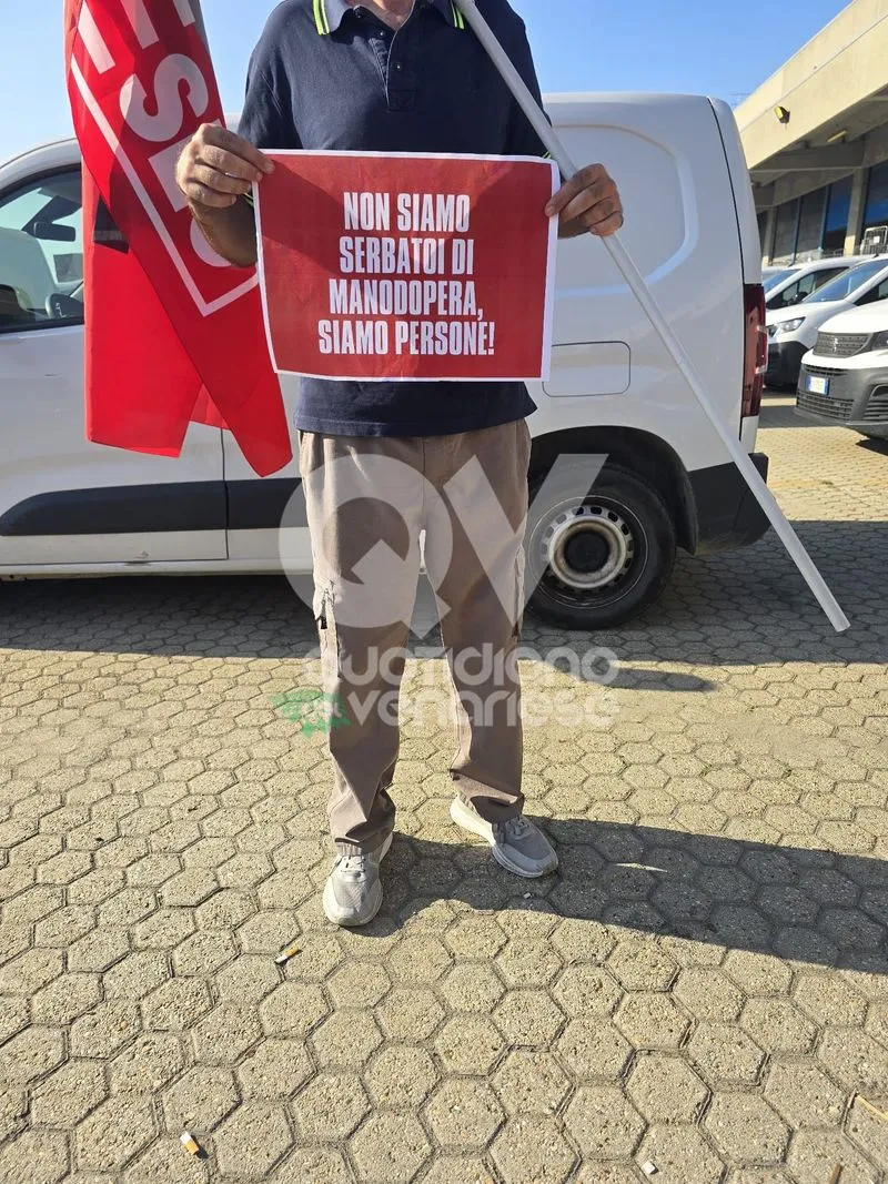 GRUGLIASCO - La protesta dei lavoratori «PostalCoop»: «Fateci lavorare. Non paghiamo colpe altrui» - FOTO