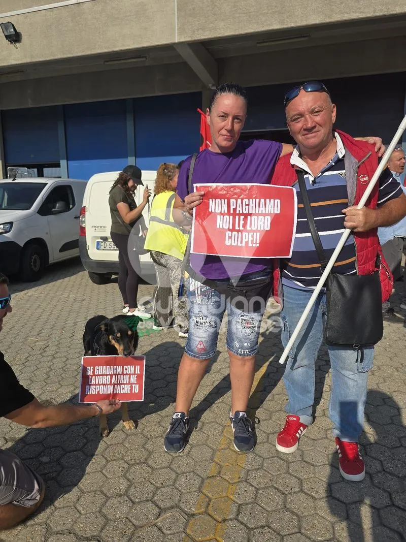 GRUGLIASCO - La protesta dei lavoratori «PostalCoop»: «Fateci lavorare. Non paghiamo colpe altrui» - FOTO