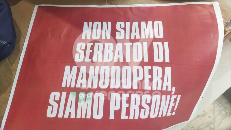 GRUGLIASCO - La protesta dei lavoratori «PostalCoop»: «Fateci lavorare. Non paghiamo colpe altrui» - FOTO