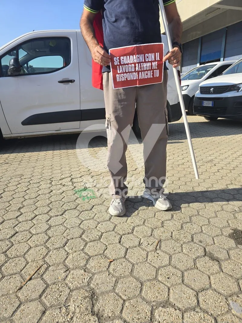 GRUGLIASCO - La protesta dei lavoratori «PostalCoop»: «Fateci lavorare. Non paghiamo colpe altrui» - FOTO