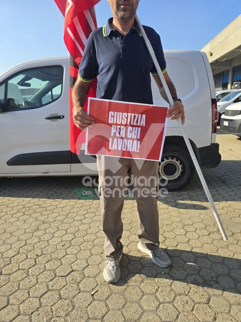 GRUGLIASCO - La protesta dei lavoratori «PostalCoop»: «Fateci lavorare. Non paghiamo colpe altrui» - FOTO