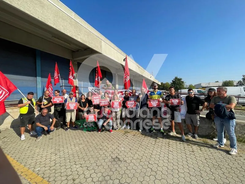 GRUGLIASCO - La protesta dei lavoratori «PostalCoop»: «Fateci lavorare. Non paghiamo colpe altrui» - FOTO
