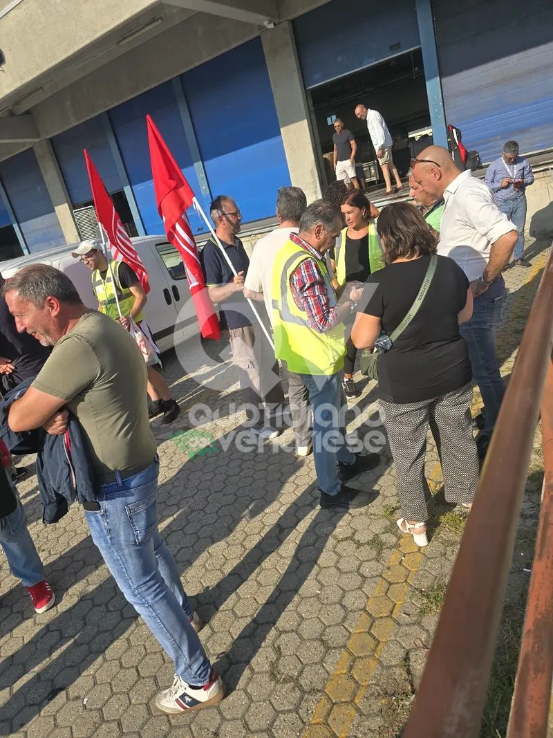 GRUGLIASCO - La protesta dei lavoratori «PostalCoop»: «Fateci lavorare. Non paghiamo colpe altrui» - FOTO