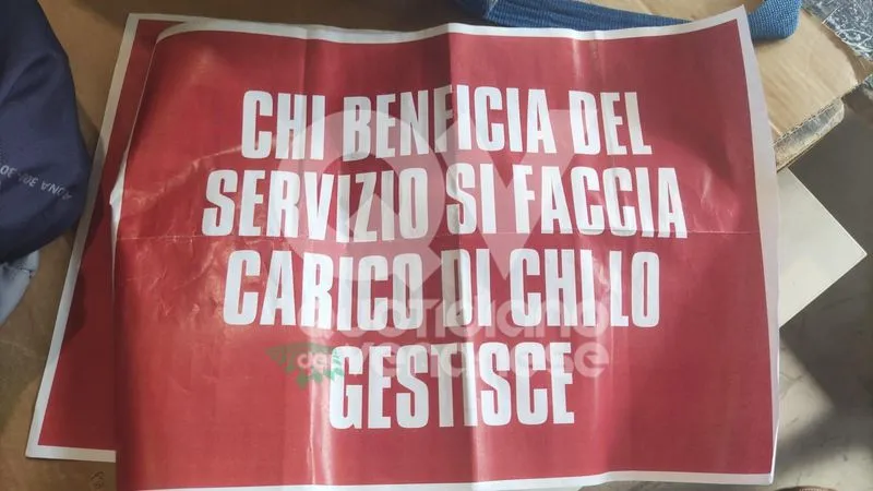 GRUGLIASCO - La protesta dei lavoratori «PostalCoop»: «Fateci lavorare. Non paghiamo colpe altrui» - FOTO