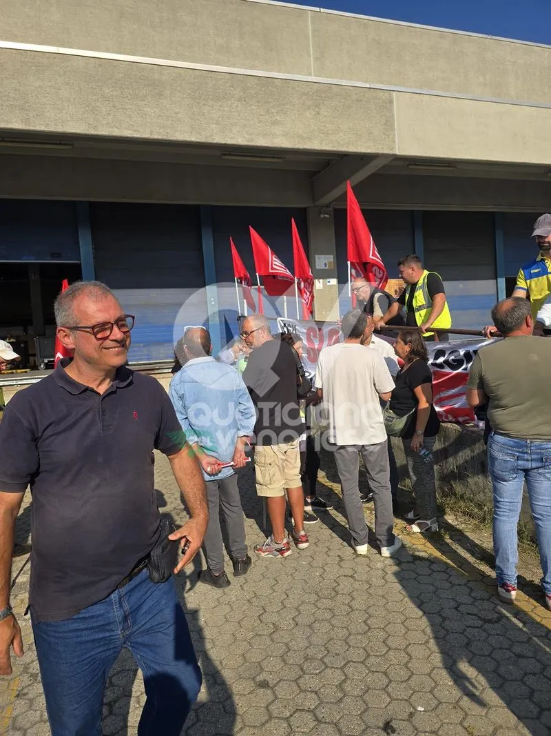 GRUGLIASCO - La protesta dei lavoratori «PostalCoop»: «Fateci lavorare. Non paghiamo colpe altrui» - FOTO