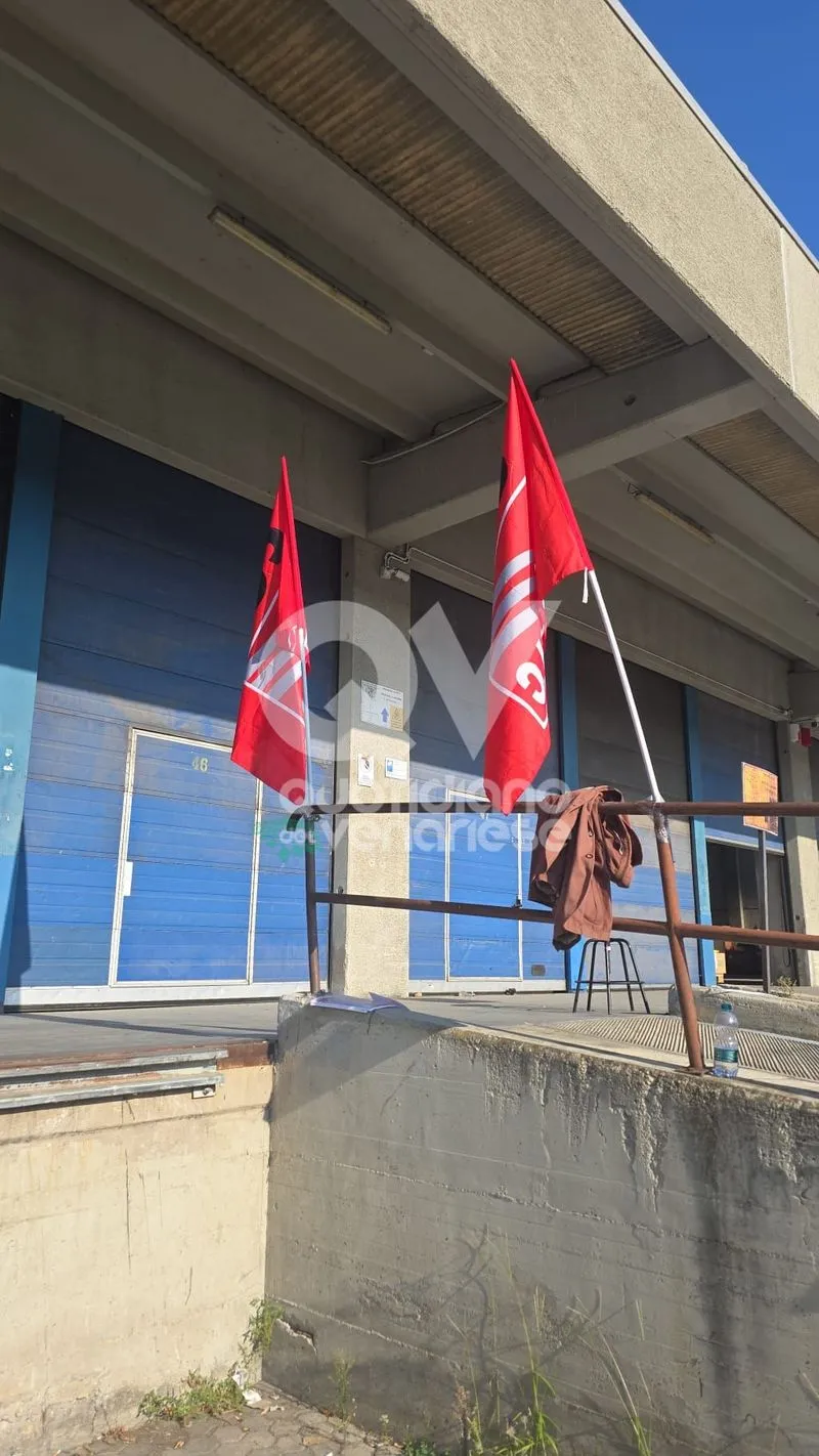 GRUGLIASCO - La protesta dei lavoratori «PostalCoop»: «Fateci lavorare. Non paghiamo colpe altrui» - FOTO