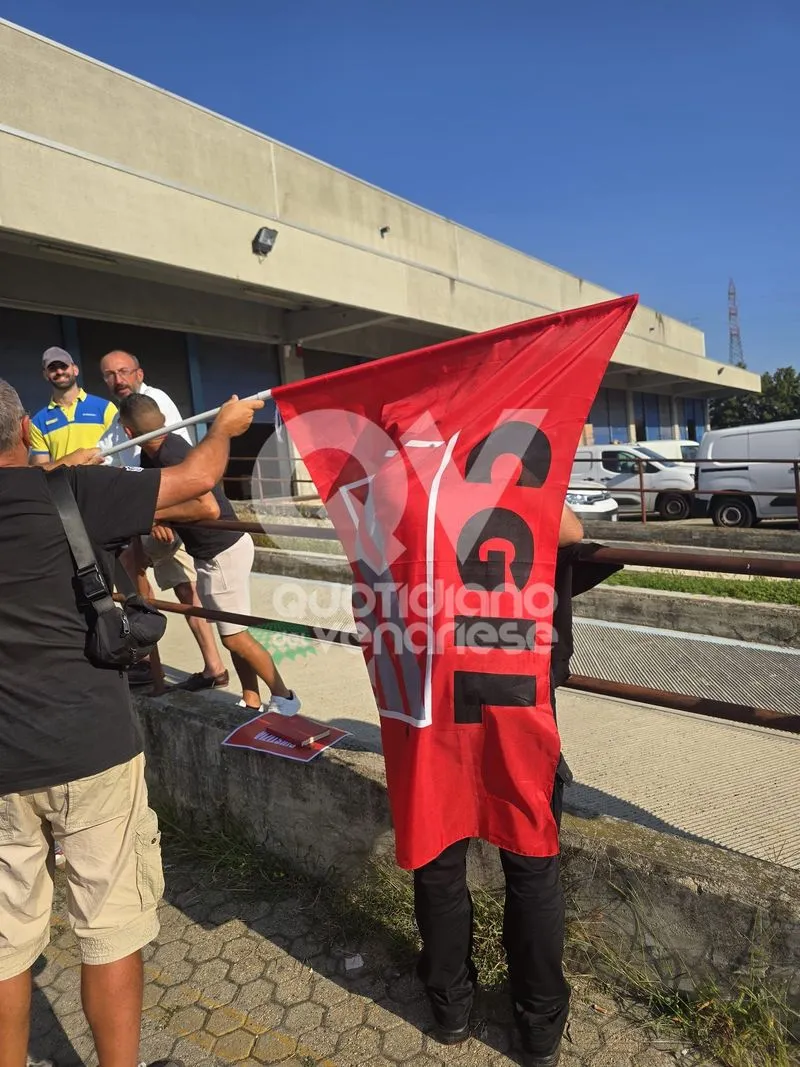 GRUGLIASCO - La protesta dei lavoratori «PostalCoop»: «Fateci lavorare. Non paghiamo colpe altrui» - FOTO