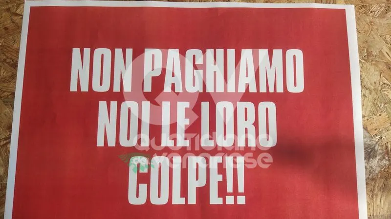 GRUGLIASCO - La protesta dei lavoratori «PostalCoop»: «Fateci lavorare. Non paghiamo colpe altrui» - FOTO