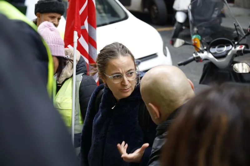 GRUGLIASCO-TORINO - I lavoratori Postalcoop in sciopero davanti alla sede generale di Poste - FOTO