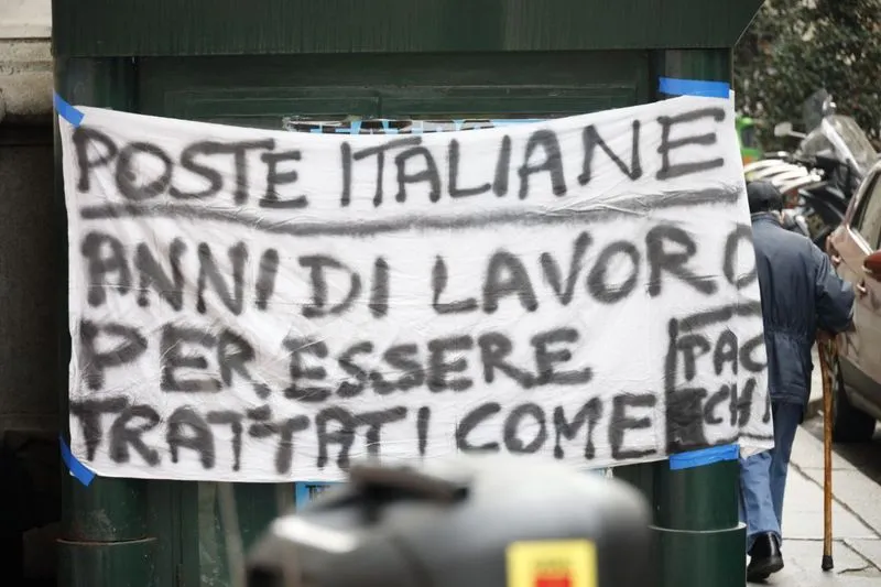 GRUGLIASCO-TORINO - I lavoratori Postalcoop in sciopero davanti alla sede generale di Poste - FOTO