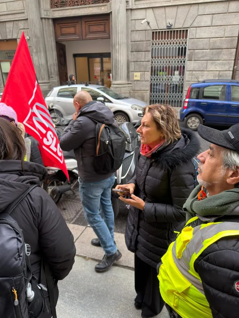 GRUGLIASCO-TORINO - I lavoratori Postalcoop in sciopero davanti alla sede generale di Poste - FOTO