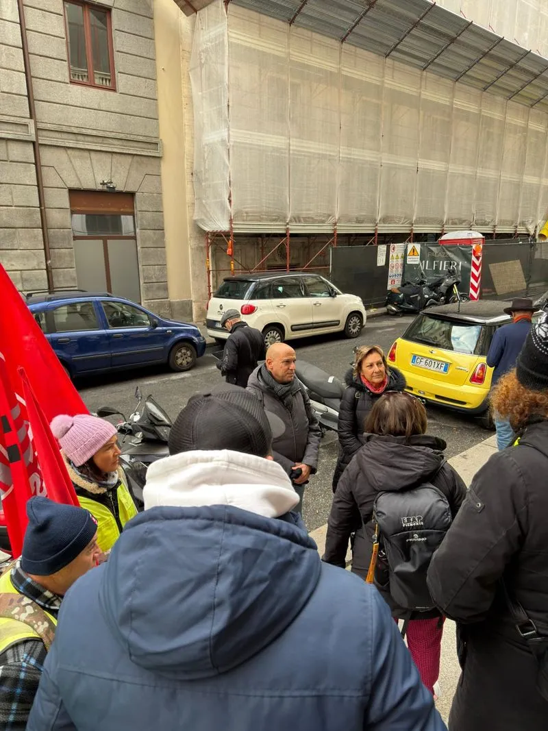 GRUGLIASCO-TORINO - I lavoratori Postalcoop in sciopero davanti alla sede generale di Poste - FOTO