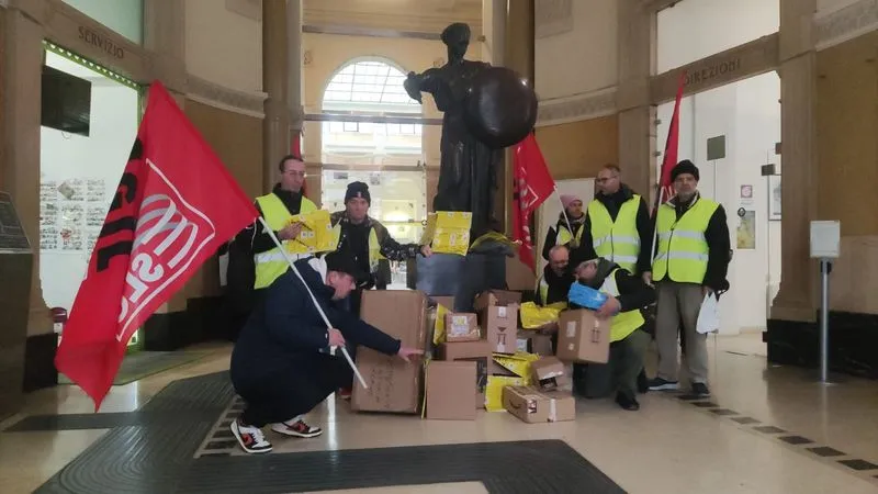 GRUGLIASCO-TORINO - I lavoratori Postalcoop in sciopero davanti alla sede generale di Poste - FOTO