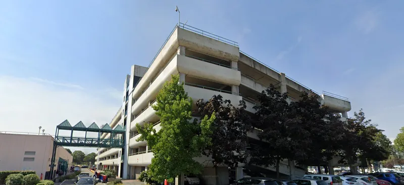 TRAGEDIA A GRUGLIASCO - Uomo si lancia dal multipiano de «Le Gru»: morto sul colpo