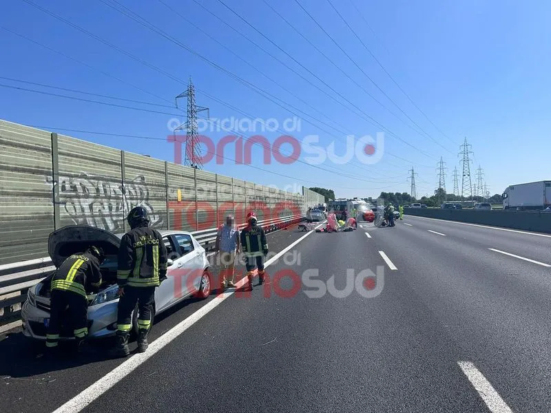 AUTO CONTRO MOTO IN TANGENZIALE - Traffico bloccato e lunghe code in entrambe le direzioni - FOTO