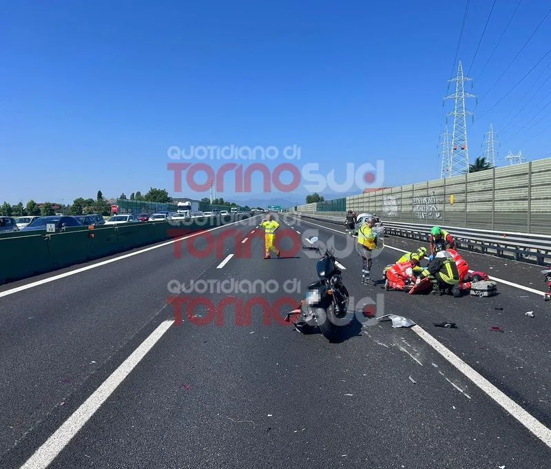 AUTO CONTRO MOTO IN TANGENZIALE - Traffico bloccato e lunghe code in entrambe le direzioni - FOTO