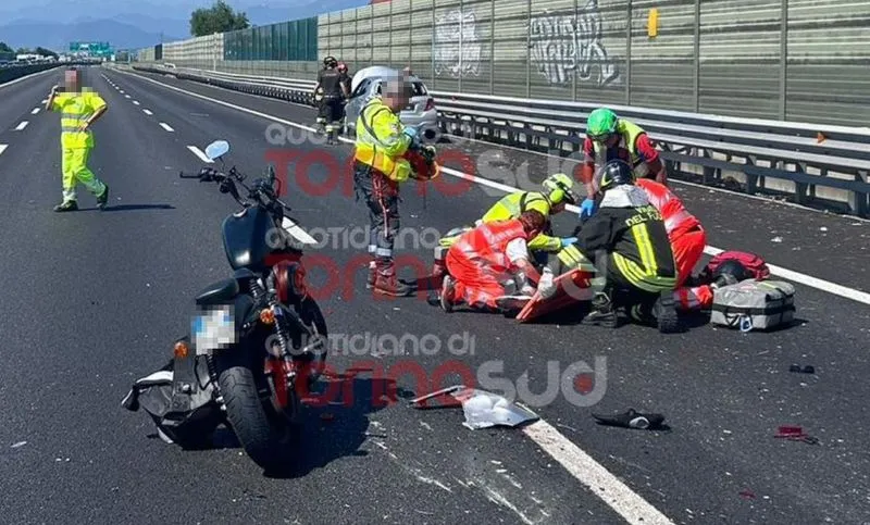 AUTO CONTRO MOTO IN TANGENZIALE - Traffico bloccato e lunghe code in entrambe le direzioni - FOTO