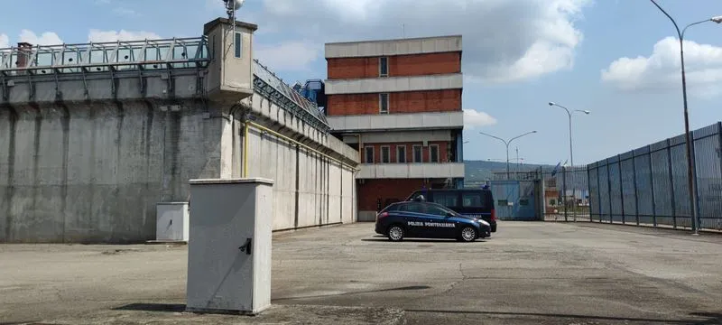 IVREA - Detenuto lancia uno sgabello e ferisce un agente della polizia penitenziaria