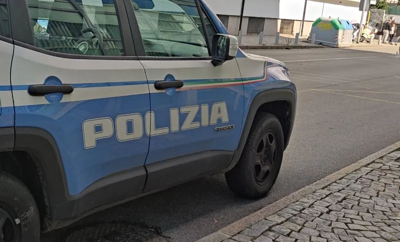 IVREA - Si avvicina alla famiglia nonostante il divieto e aggredisce due poliziotti: 30enne arrestato