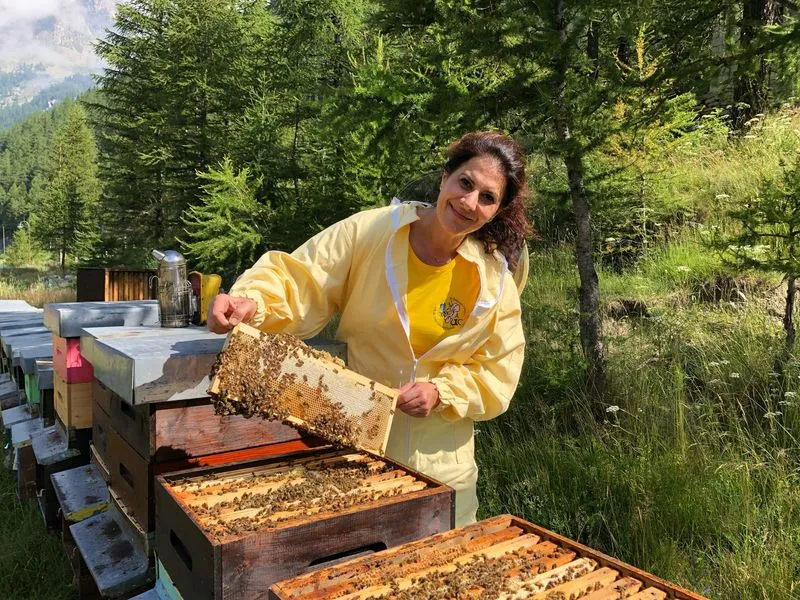IVREA - Deborah Caserio vince il progetto «APInRosa» sull'apicoltura femminile in Italia