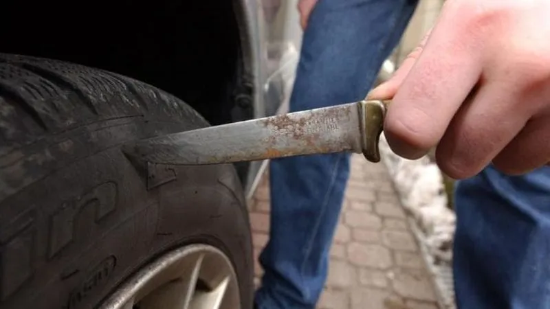 IVREA - Disegni osceni e una gomma squarciata: vandalizzata l'auto della delegata sindacale di Muviq