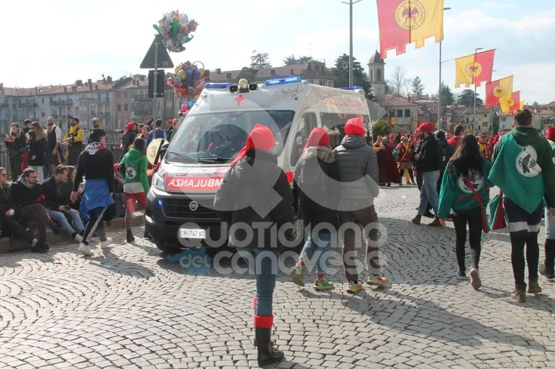 IVREA - Investito da un carro della battaglia delle arance: ora è grave in ospedale