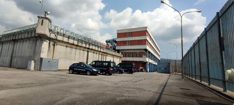 IVREA - «Il carcere è un call center illegale»: beccati due detenuti con uno smartphone