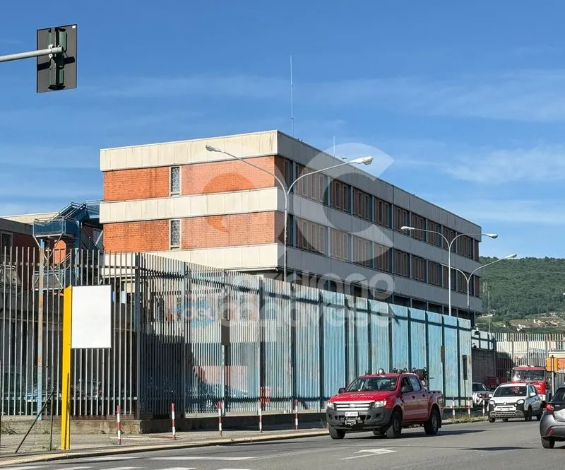 IVREA - Cinque detenuti sono saliti sul tetto del carcere e hanno minacciato di buttarsi di sotto