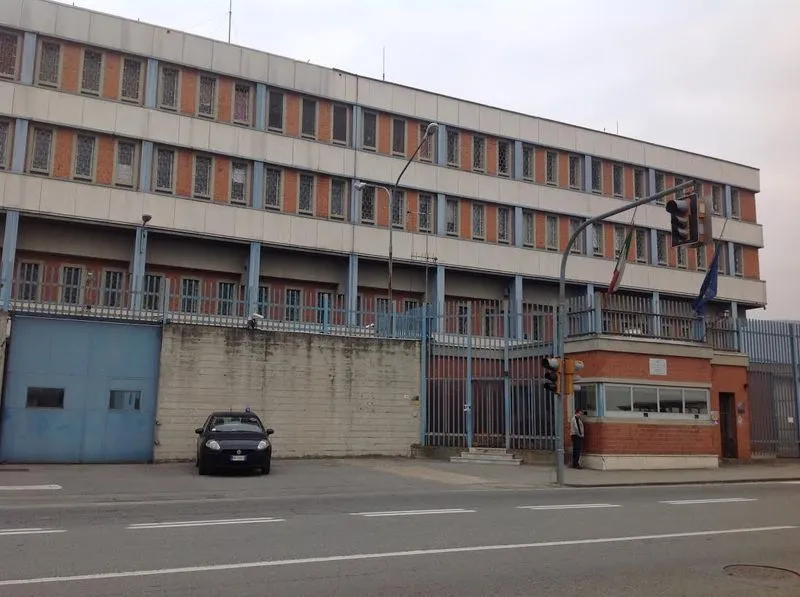 IVREA - Lancio di telefoni cellulari ai detenuti del carcere