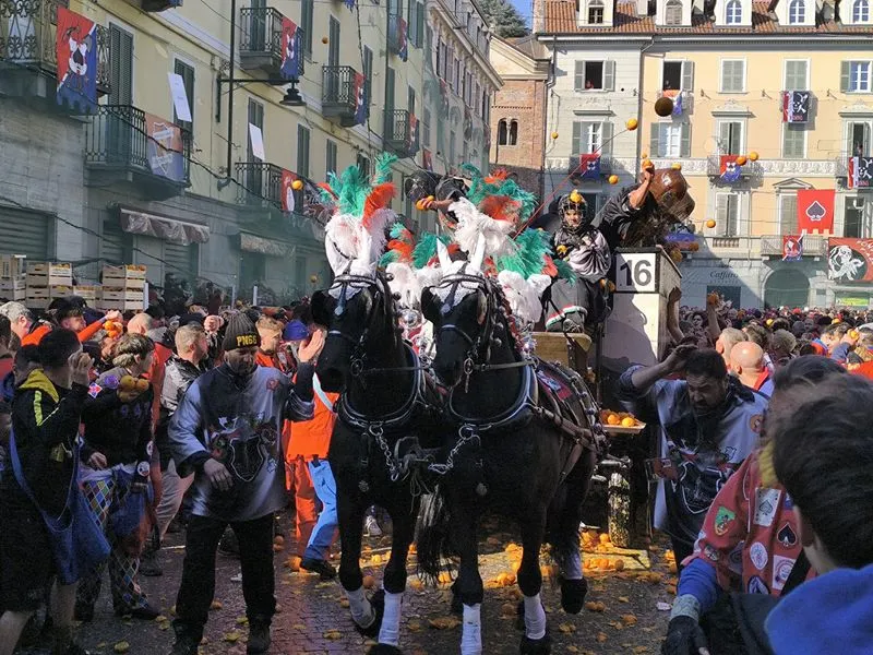 IVREA - Carnevale, approvato il nuovo regolamento dei carri da getto: più sicurezza e tutele anche per i cavalli