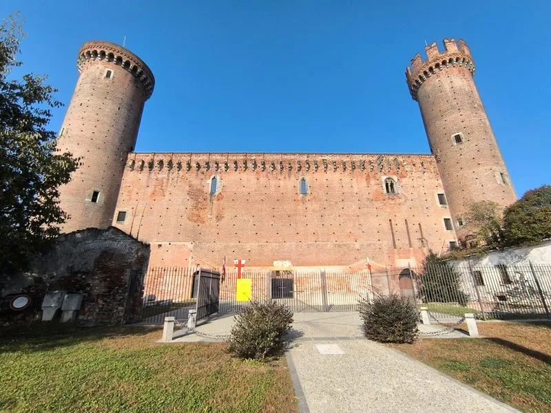 IVREA - Donazione organi, i monumenti della città illuminati di rosso