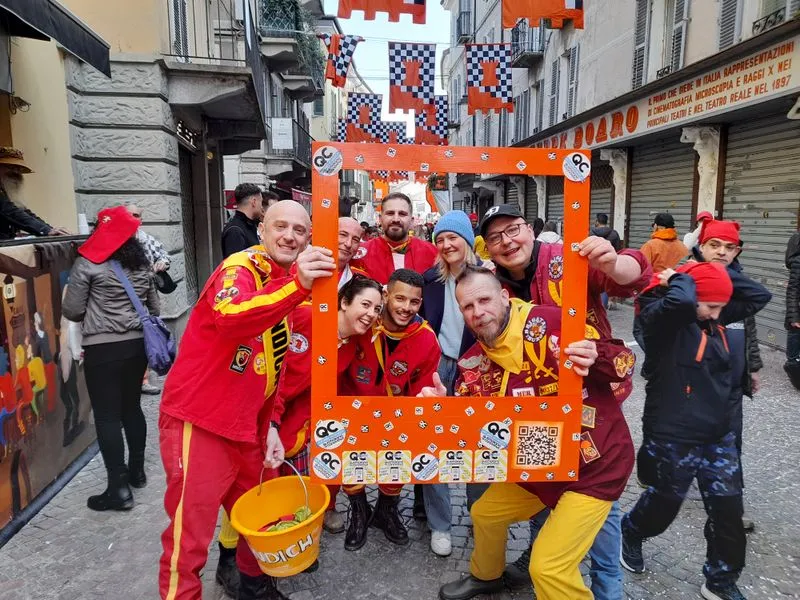 IVREA - Un mare di gente e tanto divertimento per la battaglia delle arance: ecco le #faccedacarnevale - VOLUME 2