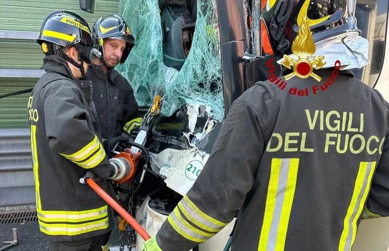 IVREA - Pullman della scuola contro tir in autostrada, autista fuori pericolo: è stato sottoposto ad un delicato intervento chirurgico