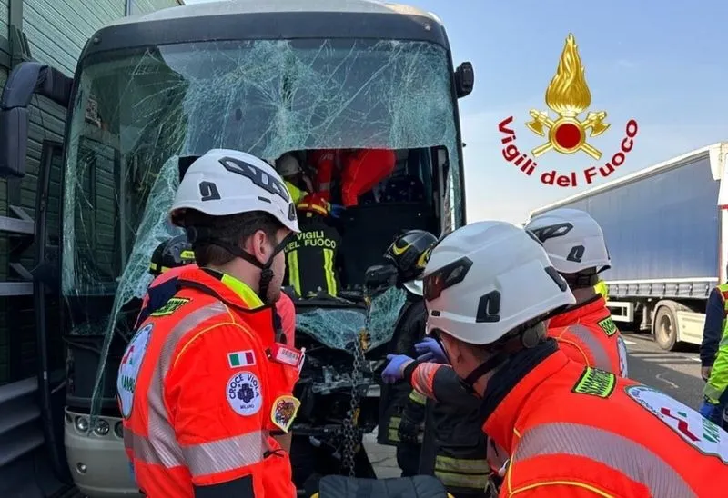 IVREA - Il pullman della gita scolastica si schianta in autostrada: già dimesse le bimbe ferite, fuori pericolo anche l'autista - FOTO