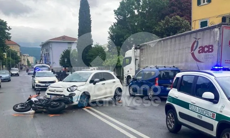 IVREA - Auto contro moto in via Jervis: motociclista di Colleretto Giacosa trasportato in ospedale