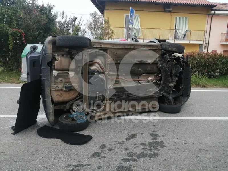 IVREA - Abbatte le barriere del marciapiede e si ribalta in mezzo alla strada: paura a Torre Balfredo - FOTO