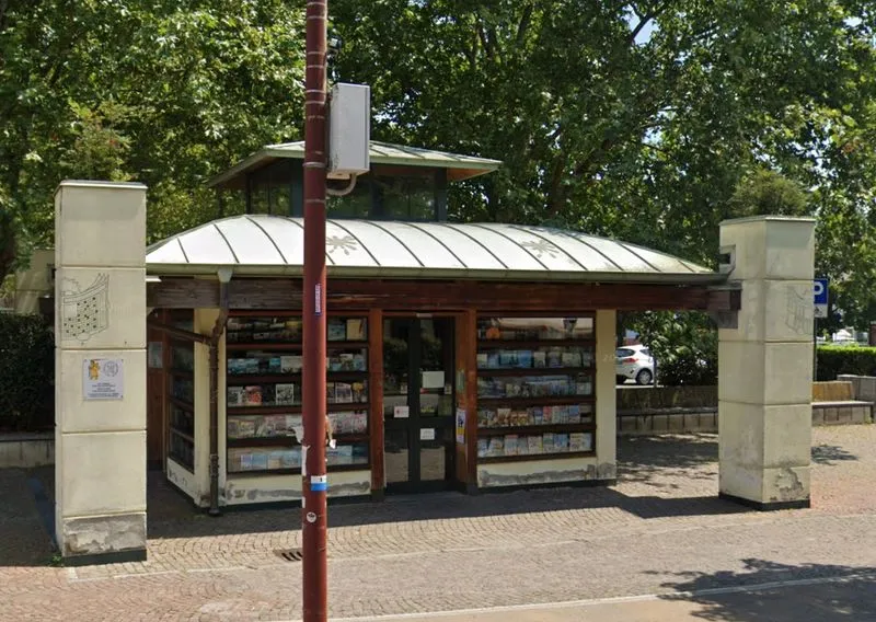 IVREA - Blitz notturno dei ladri in piazza Freguglia: rubati 200 euro dall'edicola